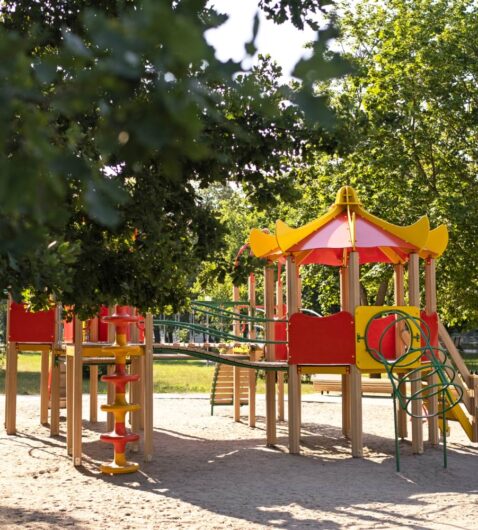 Place zabaw z atestem